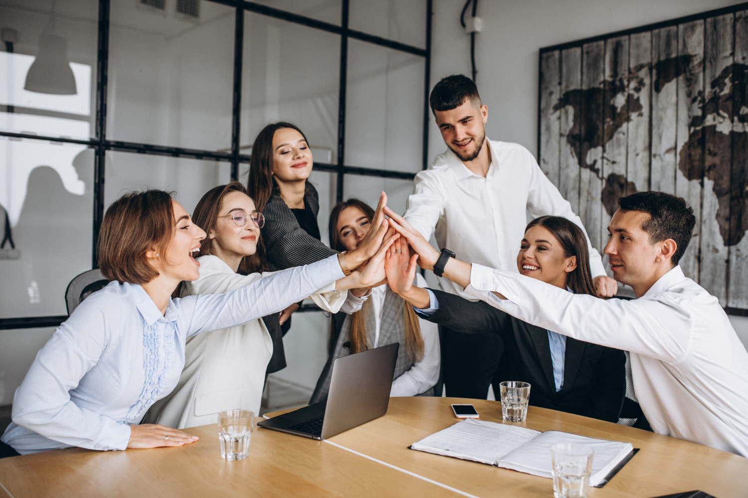 grupo-de-pessoas-trabalhando-no-plano-de-negocios-em-um-escritorio grupo-de-pessoas-trabalhando-no-plano-de-negocios-em-um-escritorio